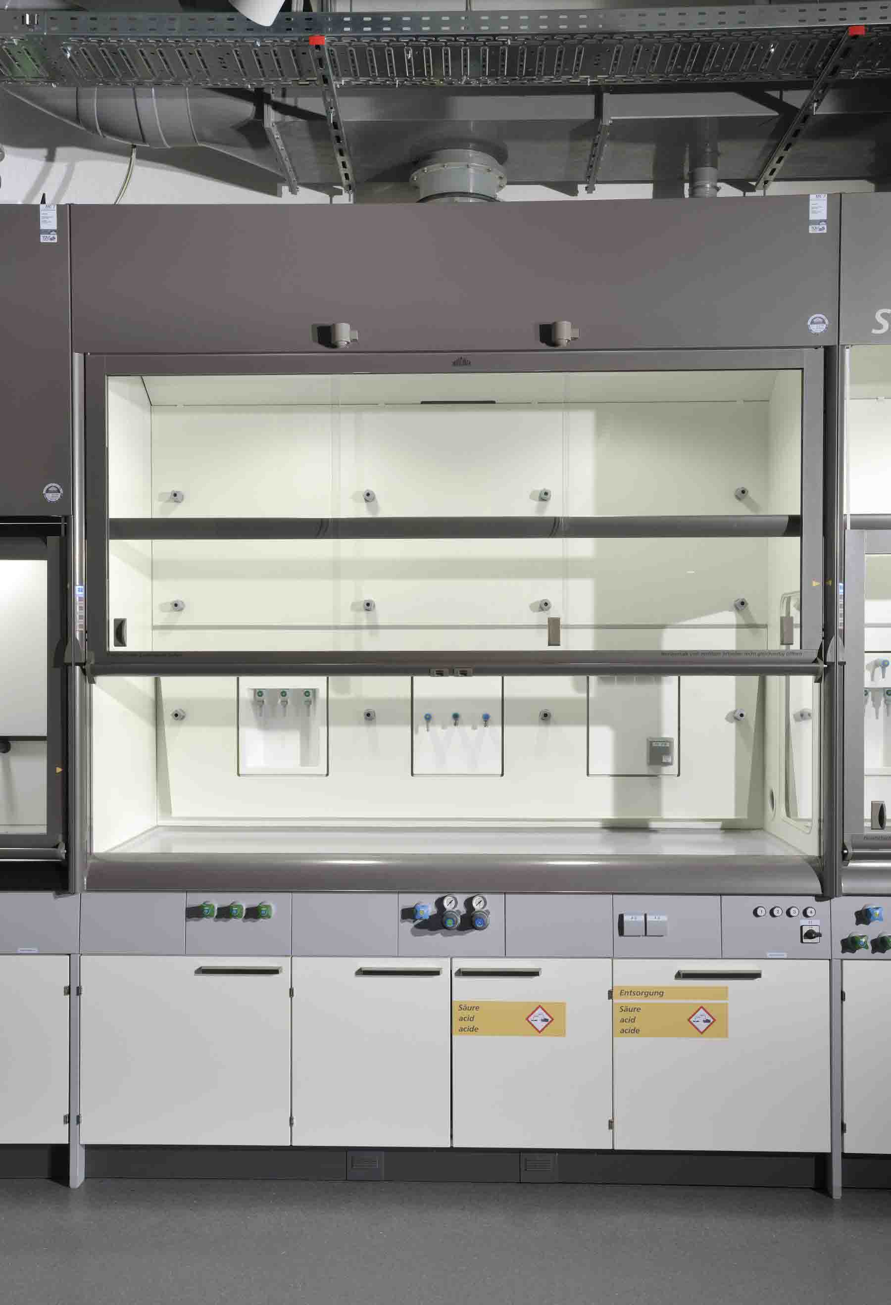 Bench-mounted fume cupboarde